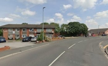 Lady Pit Lane Dental Practice - Holbeck Dentis